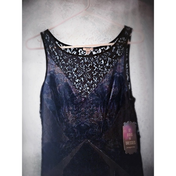 Crushed Velvet and Lace Body-con Winter Dress - Picture 4 of 6